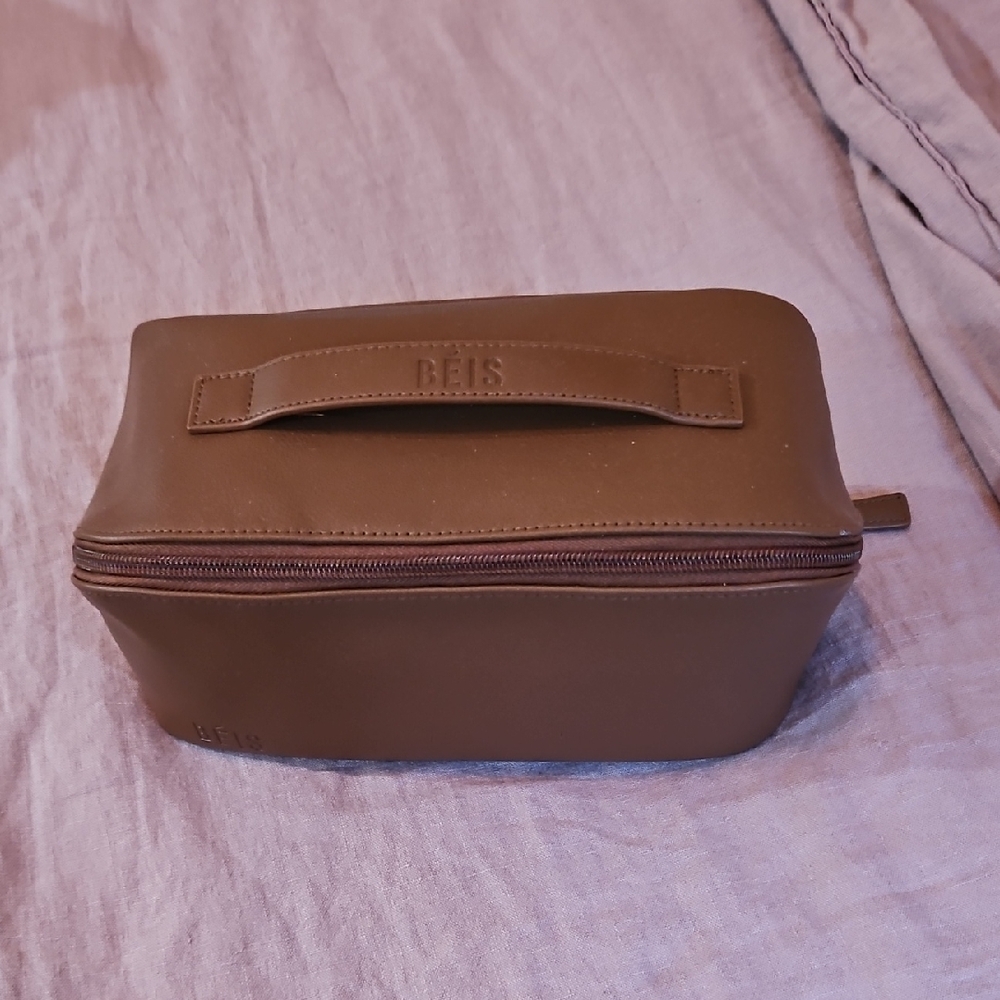 Beis - The Essential Toiletry Kit  in Maple